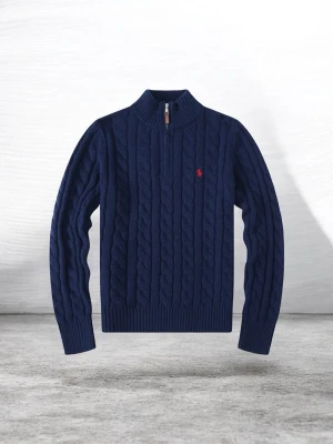  Polo Ralph Lauren zip  - Kabelstickad mörkblå tröja från Polo Ralph Lauren med halv dragkedja och ribbade muddar. Tröjan har en liten röd broderad logotyp på bröstet och är tillverkad i mjukt material som ger en klassisk och stilren look.