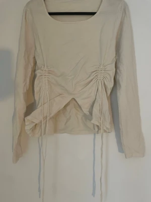  gräddvit långärmad & croppad topp -  gräddvit långärmad topp med snörning i midjan 