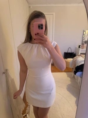 Vit kort studentklänning meshki  - Såå fin klänning inför student eller likande. Den är helt ny med prislappen kvar💕
