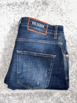 Dondup jeans - Mörkblåa Goldgarn jeans som är sjukt lika Dondup | Skick 9,5/10 | 33/34 | Vårt pris: 499kr | Fabriksslitningar |Hör av er vid intresse eller frågor!🌟