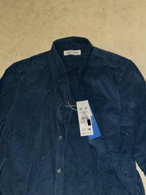 Samsøe skjorta - Classy blå Samsøe skjorta i storlek Large men passar även medium, aldrig använd! 650kr, (nypris 1200kr). 