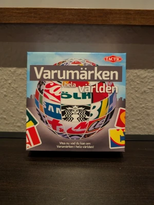 Varumärken i hela världen spel - Sällskapsspel från Tactic där du utmanar dina kunskaper om kända varumärken globalt. Kartongen är fyrkantig och pryds av en jordglob med färgglada logotyper som Coca-Cola, Starbucks och fler. Perfekt för spelkvällar med vänner som gillar quiz och logotyper.