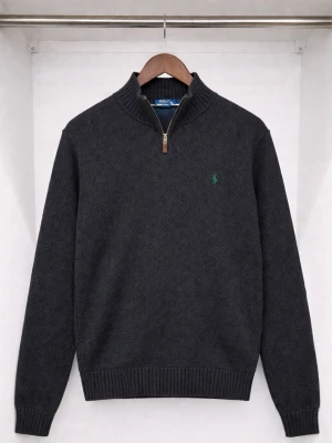Mörkgrå 1/4 zip från Polo Ralph Lauren - Mörkgrå 1/4 zip tröja från Ralph Lauren. Mycket bra skick, använd ett fåtal gånger. 