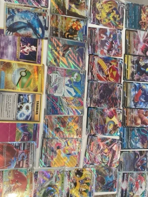 Pokémon kort - Stor samling Pokémonkort med flera holografiska och full art-kort. Blandade motiv med populära Pokémon som Mewtwo, Kyogre och Pikachu. Flera kort har japansk text och färgstarka illustrationer. Perfekt för samlare eller Pokémonfans som vill utöka sin kortlek. Pokémon kort Pokémon kort Pokémon kort Pokémon kort Pokémon kort Pokémon kort Pokémon kort Pokémon kort cool cool 😎 Pokémon kort Pokémon kort PokémonkortStor om man köper får man bara guld kortet bara det i samlingenPokémonkort.