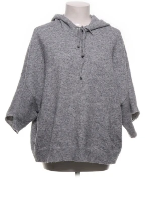 Grå stickad hoodie med kort ärm - En jättefin kortärmad stickad tröja ifrån Lindex i storlek M. Den är lite noppig och har några lösa trådar på insidan men är annars i fint skick. 💕pris kan diskuteras!