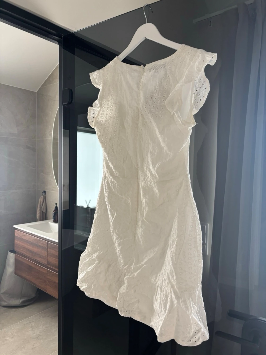 Vit kort klänning med volangärm - 1