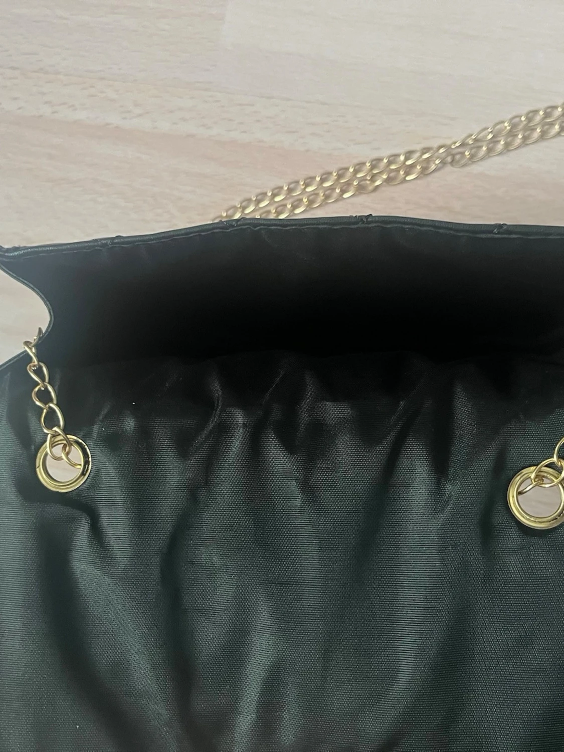 Svart quiltad axelväska med kedja - 3