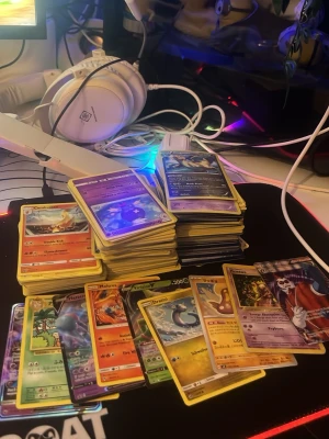 Pokémon bunt - +200 Pokémon med några lite bättre kan finnas bra pokemons i högen men jag kan ingenting om Pokémon kort  så vet inte vad som är bra eller inte. Hör av er om mer bilder:)