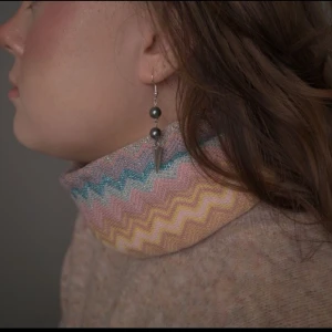 Mörk blåa handgjorda pärlörhängen med nitar  - Jag gör dessa örhängen av återbrukade pärlor som jag har hittat på secondhand genom pärlhalsband. Jag skapar dessa örhängen av noggrant utvalda pärlor från secondhand – ett medvetet val för att ge vackra material ett nytt liv.  Eftersom pärlorna är återbrukade kan små märken eller färgskiftningar förekomma på t.ex. metallen. Undvik kontakt med vatten för att bevara smyckena så fina som möjligt. Alla örhängen är handgjorda och säljs i par 💖🫶🏻⚜️