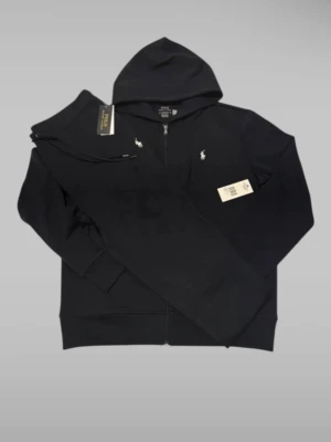 Ralph Lauren Tracksuit Ny Med Tags – Svart – Strl M – Original - Original Ralph Lauren tracksuit i mycket fint skick Ny.Färg: Svart Storlek: M Mått: Byxor – längd ca 104 cm, midja ca 40–50 cm (resår) Zip hoodie – längd ca 68 cm, axelbredd ca 48 cm Endast 1 st. Skickas snabbt. Skriv vid frågor eller seriösa bud. 