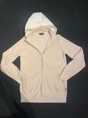 Indicode Cardian  - Indicode cardigan med avtagbar luva. Ganska sällsynt då den är slutsåld och den är nästan helt ny använd endast ungefär 3 gånger. Nypris 800 mitt pris 650
