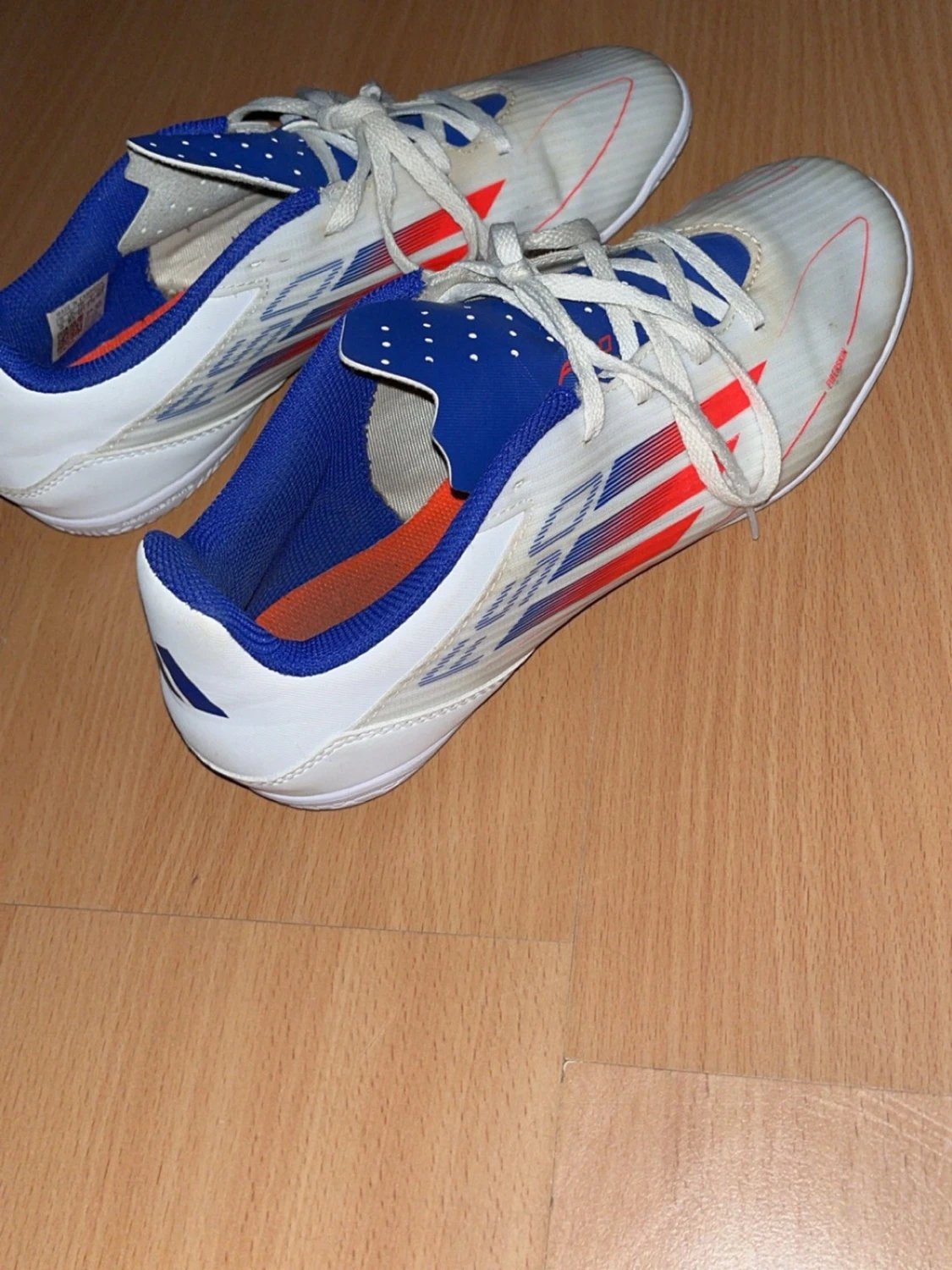 Adidas vita fotbollsskor med blå detaljer - 1