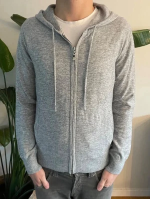 Kaschmir Zip hoodie - Exklusiv och stilren Zip hoodie i Kaschmir ✨ Perfekt för vår- och sommarsäsongen. Storlek S, mycket sparsamt använd (max 3 gånger) och i utmärkt skick utan defekter. Kontakta mig gärna vid intresse eller frågor 😊