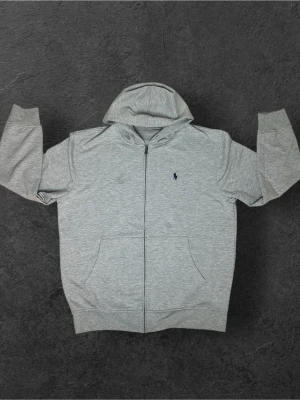 Ralph Lauren Hel Zip - Storlek: L | Skick: 9/10 | Nypris: 1500-1800 kr | Passar dig mellan 175-190 cm | Skriv vid minsta lilla fundering | Kan gå ner i pris vid snabb affär | Följ för liknande produkter🕺✅|