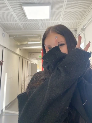  svart stickad tröja  - Säljer ett litet barn som är 10/10 hon heter Freja o är mkt bra i sängen .