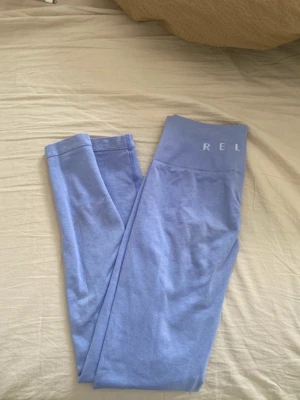 Lilla seamless leggings från Relode - Supersnygga lilla seamless leggings från Relode med hög midja och bred resår. Materialet är stretchigt och mjukt, perfekt för träning eller chill. Endast upppackade och använda en gång