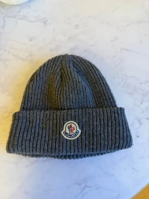 Grå ribbstickad mössa  - grå Moncler mössa