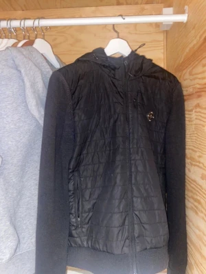 Svart J Lindeberg cardigan/ hybrid jacka  - Säljer min pierre knitted J Lindeberg hybrid jacket i storlek S som jag har sparsamt använt, köpt för 1 år sen, slutsåld på nästan varje hemsida, 3150 nypris på på Johnells