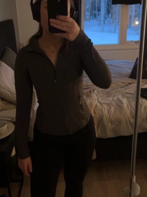 Lululemon zip - Aldrig använd! Storlek 4 men skulle säga att den passar xs/s