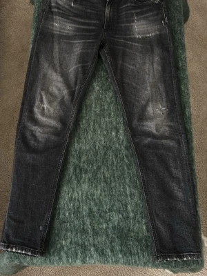 Gråa dondup byxor - Gråa dondup byxor använda nån gång. Skick på byxorna är mycket bra. Skriv frågor vid funderingar! Priset är inte hugget i sten🚨