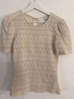 Spetsblus - Beige spets topp från vila i storlek s