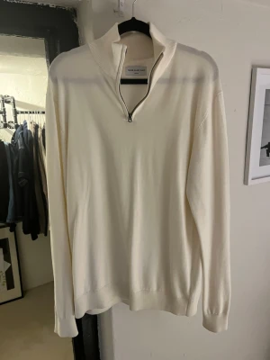 Vit halvzip-tröja These Glory Days - Snygg vit stickad tröja från These Glory Days i storlek medium. Nypris är 799kr. För fler frågor eller funderingar är det bara att höra av sig mvh Jonte