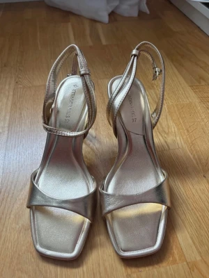 Klackar i guldfärg - Så snygga klackar i guld! Dessa är helt oanvända 🥰