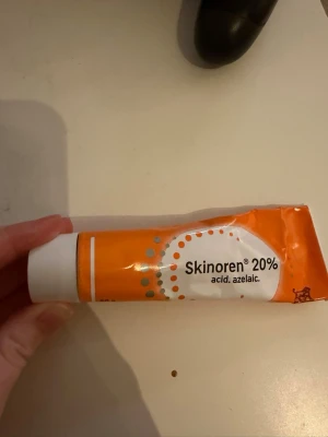 Skinoren - Säljer denna acne kräm, fick hem de för en månad sen men den funka inte för mig, jag har ganska ”grov” acne så det borde funka för nån som har medel svår, skulle säga att de är ungefär 3/4 delar kvar, se bild två så har jag vikt den hur mycket det är kvar🩷