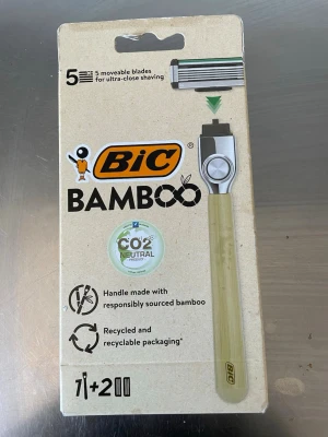Bic Bamboo rakhyvel med bambuskaft - Säljer en Bic Bamboo rakhyvel med handtag i bambu och fem rörliga blad för nära rakning. Förpackningen är återvunnen och återvinningsbar. Handtaget är tillverkat av ansvarsfullt odlad bambu och produkten är CO2-neutral.