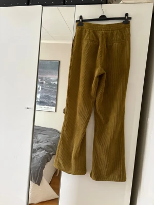 Vida  manchesterbyxor, Zara - Gröna manchesterbyxor från Zara. Går att lägga ned 4cm då jag har lagt upp dem, är endast 159cm lång