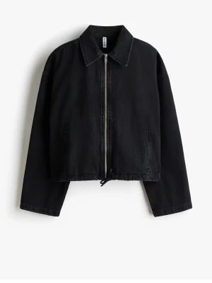 Svart jeansjacka med dragkedja - Cool svart jeansjacka med rak passform och dragkedja framtill. Jackan har klassisk krage, långa ärmar och diskreta fickor på sidorna. Perfekt att styla med jeans för en snygg helsvart look.