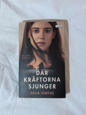Där kräftorna sjunger av Delia Owens - Säljer romanen 'Där kräftorna sjunger' av Delia Owens, utgiven av Bokförlaget Forum. Boken har ett omslag i beige och svart med motiv av en kvinna och natur. Pocketformat, tryckt på papper. Perfekt för dig som gillar gripande berättelser och naturteman.