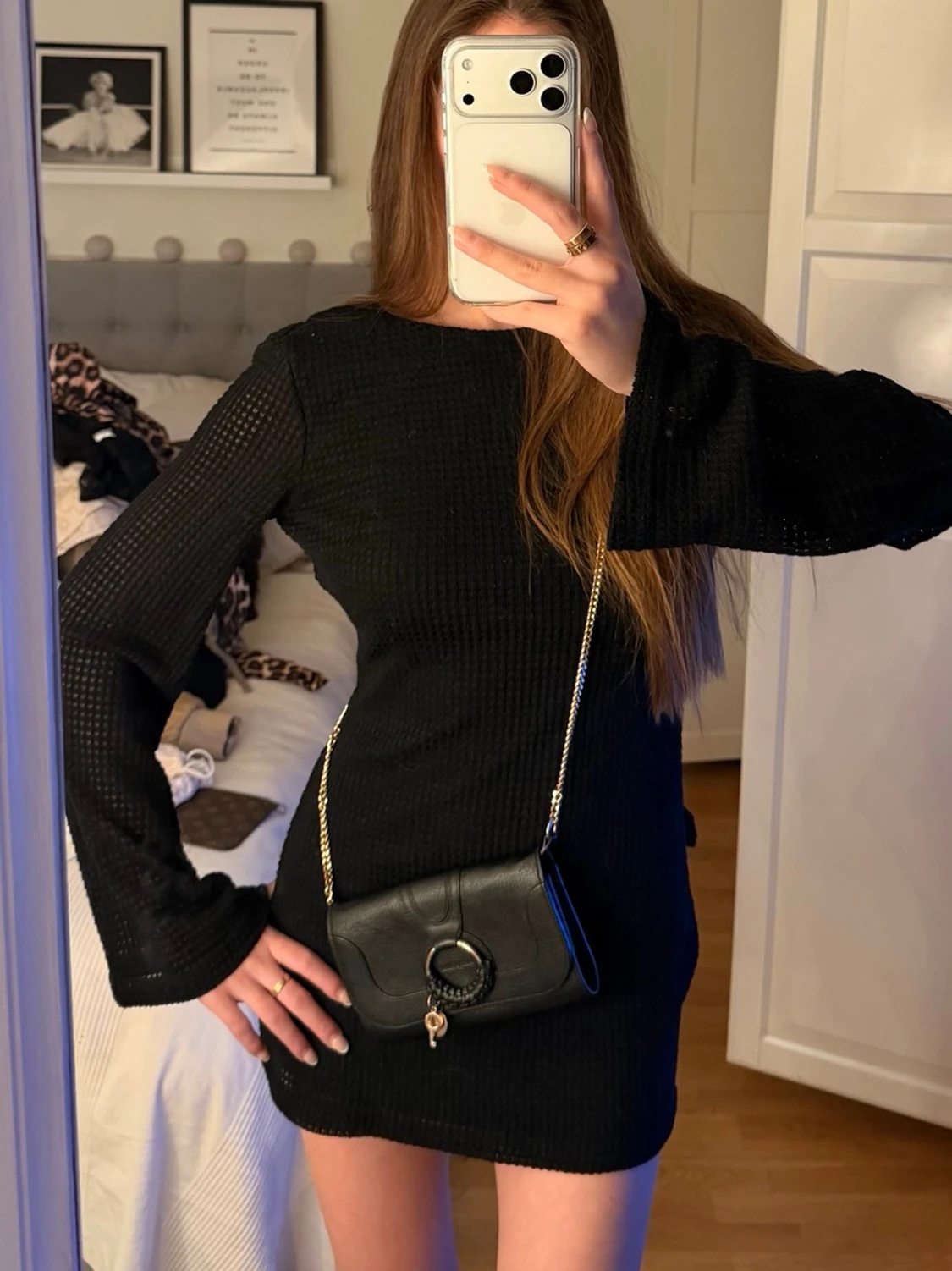 Svart kort klänning med vida ärmar