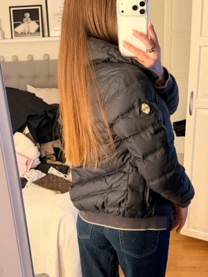 Svart/ marin blå dun jacka från Replay  - Så snygg svart dun jacka från Replay. Pris kan diskuteras!!!💗💗