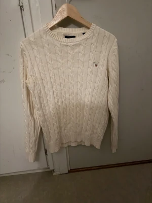 Gant tröja - Skön gant tröja med crémevit färg. Väldigt snygg