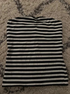 Randig svartvit tubtopp  - Supergullig tubtopp i bra kvalite och skick.