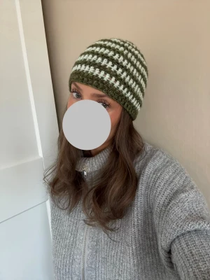 Virkad beanie -  Fin egenvirkad beanie i en mörkgrön och ljusgrön färg 💓  Material: 65% alpacka, 28% polyamid, 7% ull  Går att borsta ut om man önskar få den lite fluffig ✨