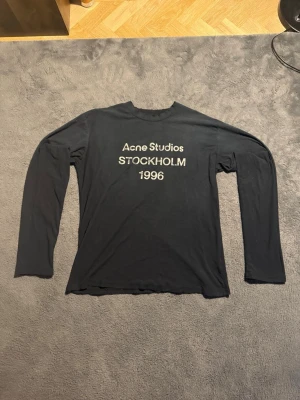 Svart långärmad topp Acne Studios - Tja! Nu säljer jag denna riktigt feta acne tröjan då jag inte använder den längre, fint fint skick storlek S och bara perfekt för dagens stil. Om ni har minsta lilla fundering så är det bara att slå en pling😁 Original påse följer med!