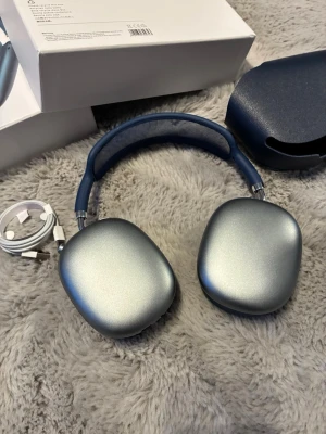 Snygga blåa hörlurar  - Blå hörlurar som liknar AirPods Max riktigt bra ljud och kvalité !