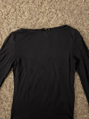 Mörkblå tajt tröja med båt uringning - Säljer den här marinblåa tajta tröjan från lager 157. Den har en  båt uringning som går ut lite över axlarna. Den är i väldigt bra skick och i storlek XS. Inköptes för 120kr, säljes för 40kr. (Säljer även en exakt likadan i svart om man är mer intresserad i den färgen)💕