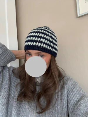 Virkad beanie -  Fin egenvirkad beanie i en mörkblå och ljusgrön färg 💓  Material: 65% alpacka, 28% polyamid, 7% ull  Går att borsta ut om man önskar få den lite fluffig ✨