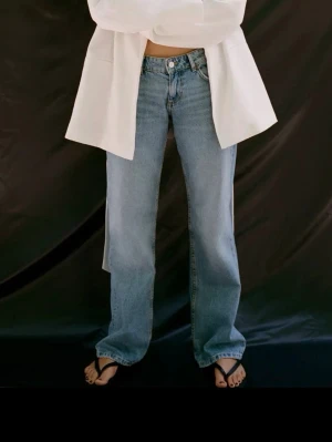 Ljusblå wide jeans med låg midja - Säljer dessa då de inte kommer till användning! Endast använda förtal gånger så som nya i skicket! Helt slutsålda på hemsidan!!!!💓💓