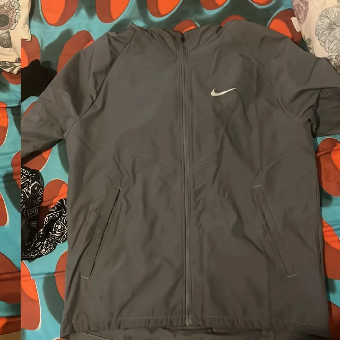 Mörkgrå Nike vindjacka med huva - 2