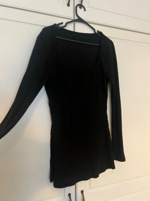 Svart mysigt fint stickad sätt - Säljer denna tröja och byxor tillsammans om man så önskar annars man kan köpa de separat🖤 utsvänga