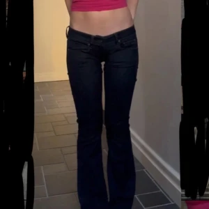 Mörkblåa bootcut jeans - Mörkblåa bootcut jeans från G-star raw. Storlek 26x32, de är nersydda. Bilderna är från förra ägaren💓skriv om ni undrar något