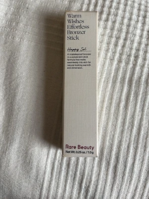 Rare beauty bronzer stick - Super fint bronzer stick från rare beauty i färgen happy sol. Fick som present med det blev fel färg så den är aldrig använd!🫰
