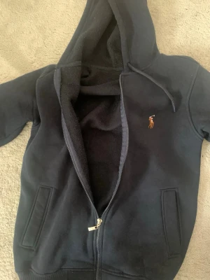Ralph Lauren Zip Hoodie - Otroligt fin tröja, köptes i Frankrike och är Linettes edition, skicket är extremt bra!