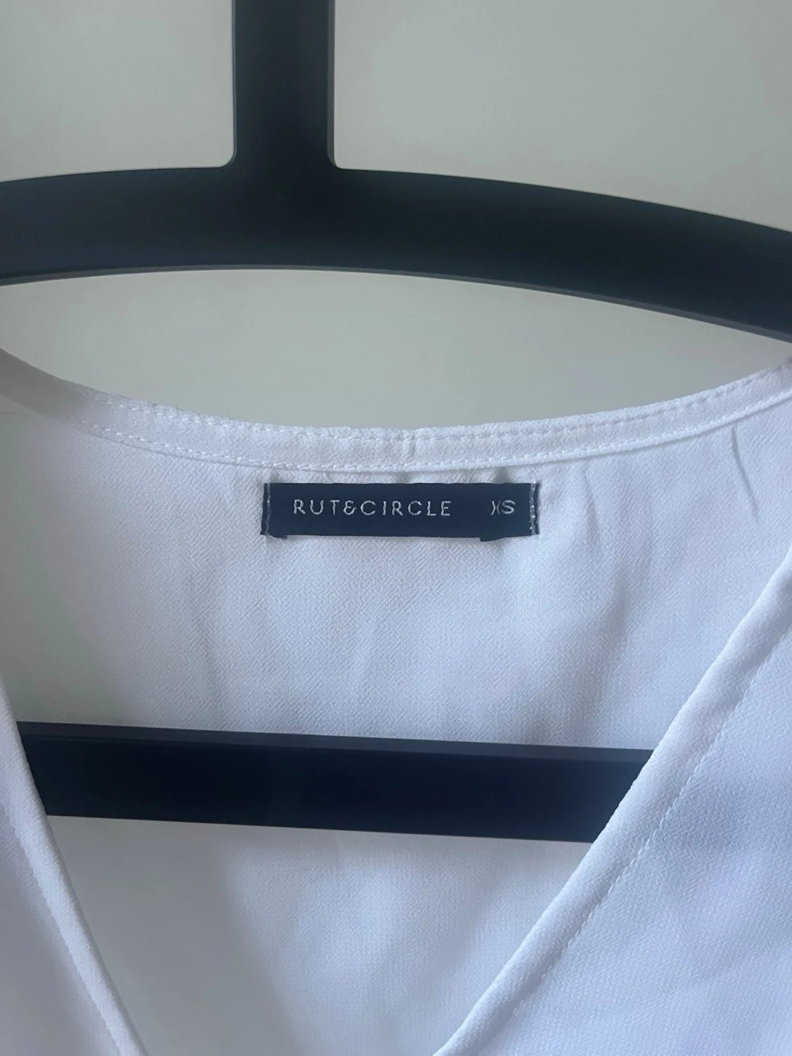 Vit volangklänning med v-ringning - 5