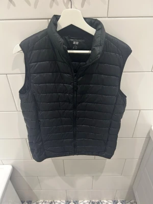 Svart Uniqlo väst - Svart Uniqlo ultra light down väst Storlek: S Skick: Mycket bra Nypris: 600 SEK Passform: Normal Skickas inom 24h😁