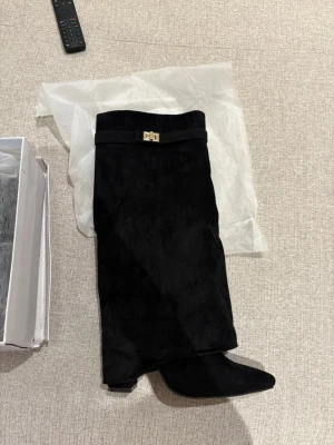Svarta folded boots ifrån lululia  - Helt nya, oanvända boots ifrån lululia fick i present och är tyvvär försmå... så lägger ut helt nya för utgångspris då dom oftast är slut på hemsidan💗